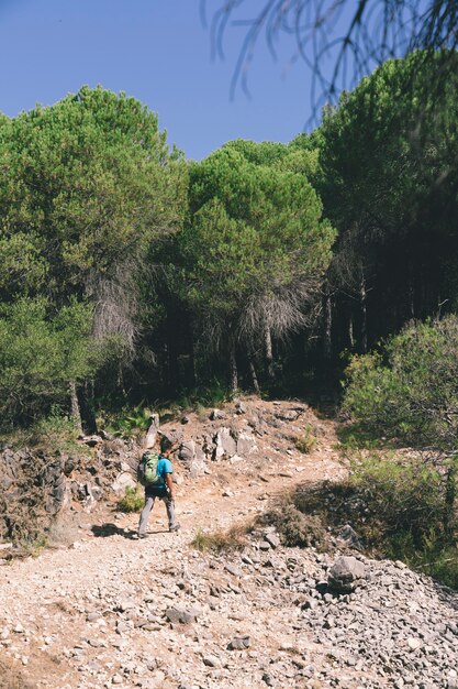 Backpacker in de natuur