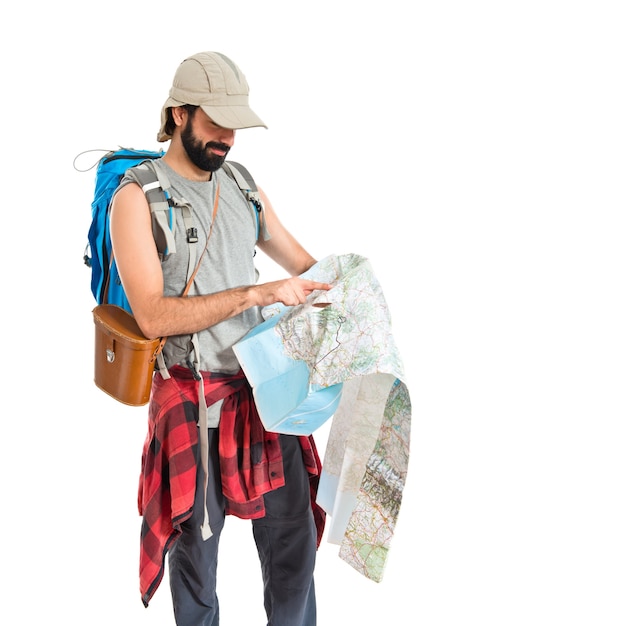 Backpacker met kaart over witte achtergrond