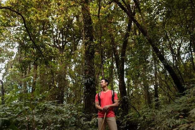 Backpacker staande in het wild levende bos