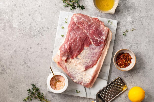 Bacon en ingrediënten voor het maken van zelfgemaakte porchetta Een traditioneel Italiaans gerecht voor de feestdagen
