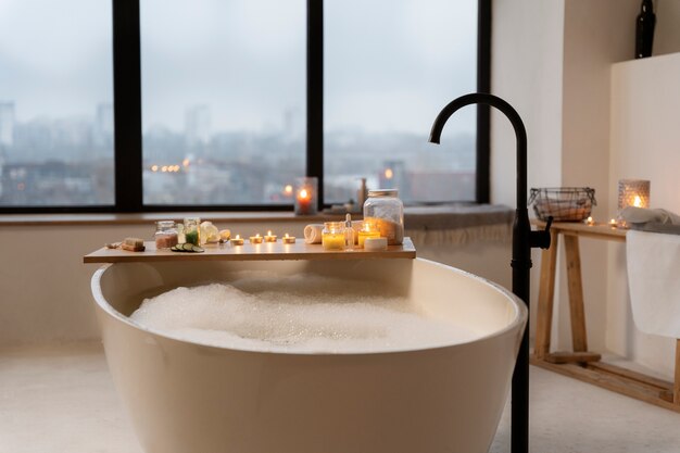 Badkamer met kaarsen en een ligbad gevuld met water