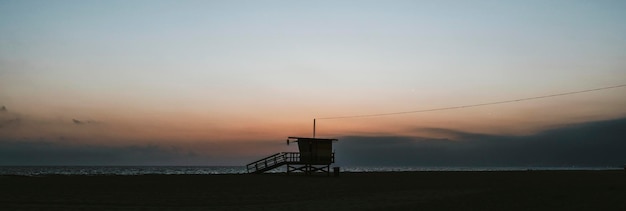 Badmeesterhuis op een strand van venetië in californië, vs