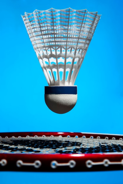 Badmintonconcept met dramatische verlichting