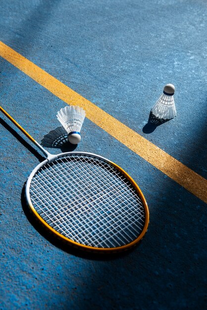 Badmintonconcept met racket en shuttle