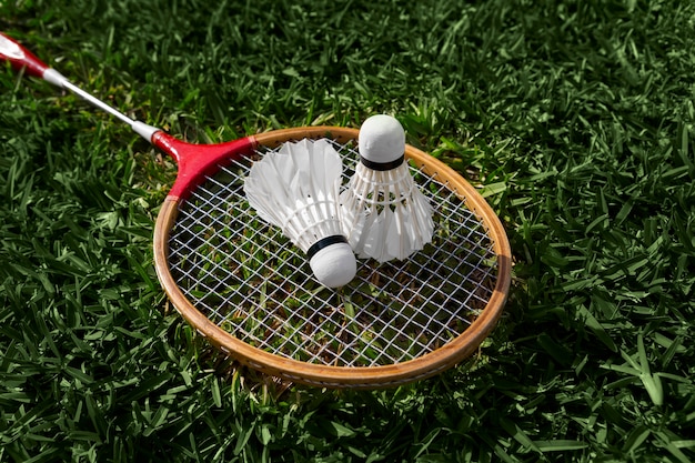 Badmintonshuttles en racket op gras