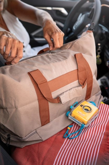 Bagage gezien vanuit het achterste autoraam