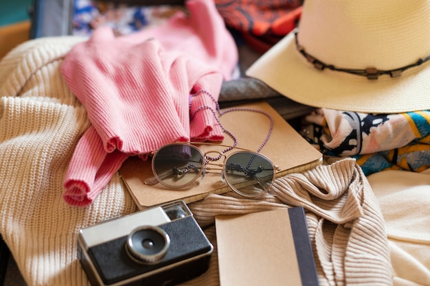 Gratis foto bagage met kleding en hoge camerahoek