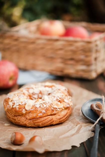 Gratis foto bagel met kastanjes en mand met appels