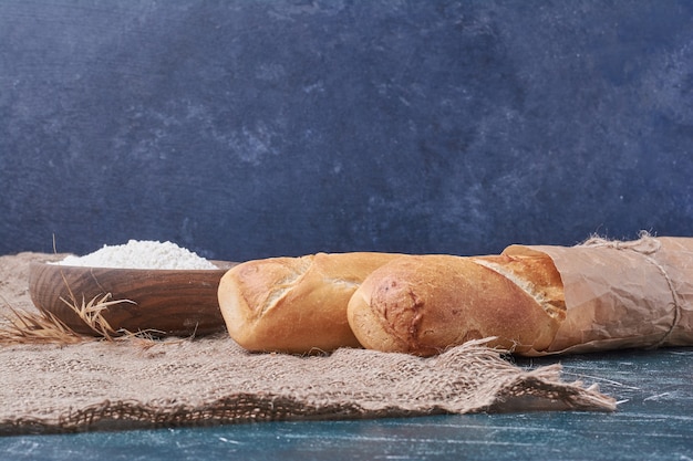 Baguette brood op blauwe tafel.
