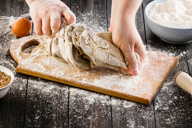 Baker kneedt het deeg voor het maken van brood