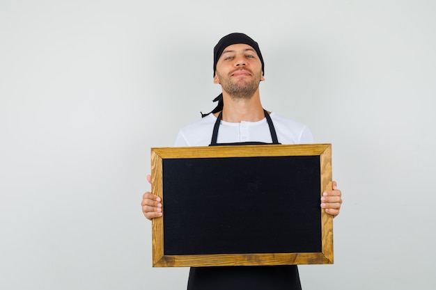 Baker man met bord in t-shirt