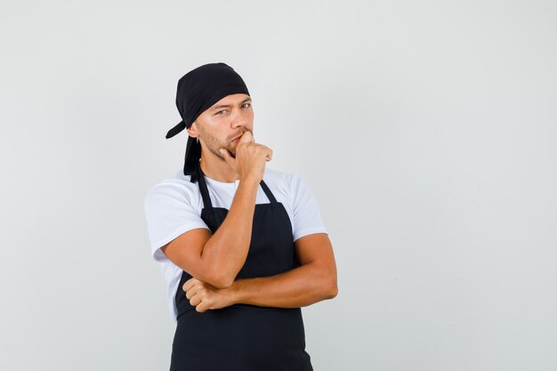 Baker man permanent in denken pose in t-shirt