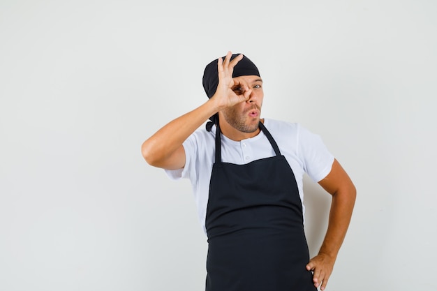 Baker man weergegeven: ok teken op oog in t-shirt