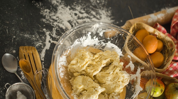 Bakken ingrediënten op de keukentafel. bovenaanzicht.