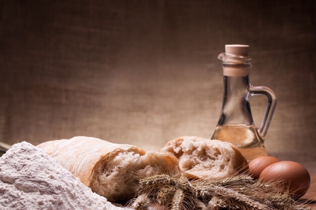 Bakken ingrediënten op houten tafel