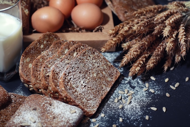 Bakkerij en kruidenier concept. verse, gezonde soorten rogge en witte broden voedsel close-up. vers zelfgebakken brood met ontbijtgranen.