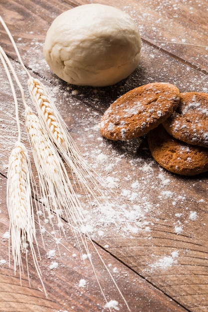 Gratis foto bakkerij samenstelling met deeg