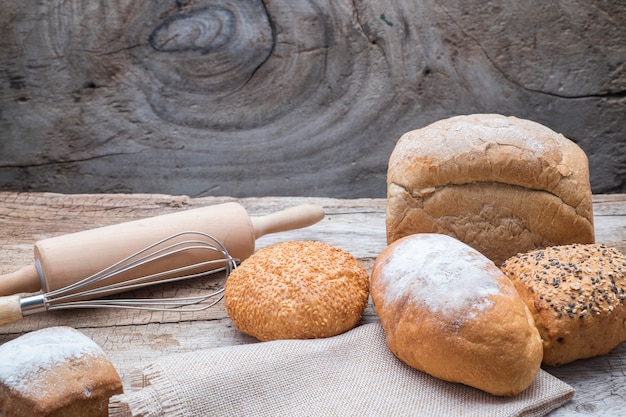 Bakkerijbrood op een houten tafel.