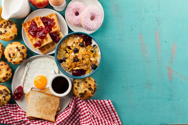 Bakkerijmaaltijden en muesli voor het ontbijt