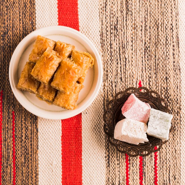 Baklava en Turkse lekkernijen op schotels