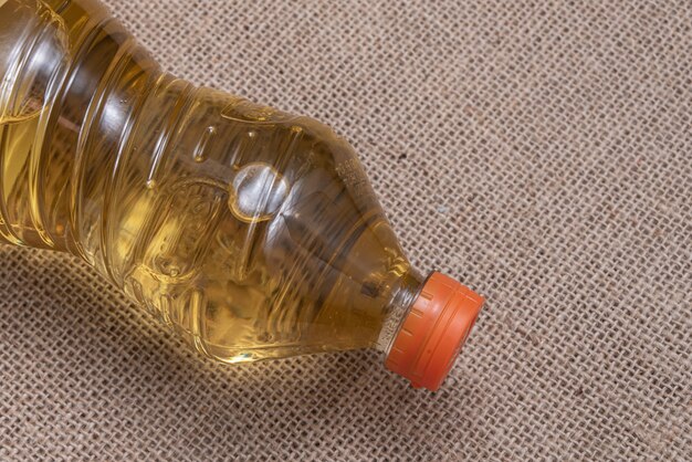 Bakolie op de bruine jute achtergrond