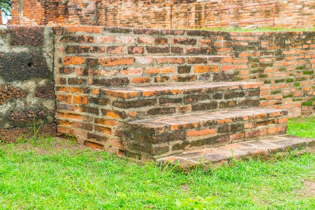 Gratis foto baksteen trap in het park