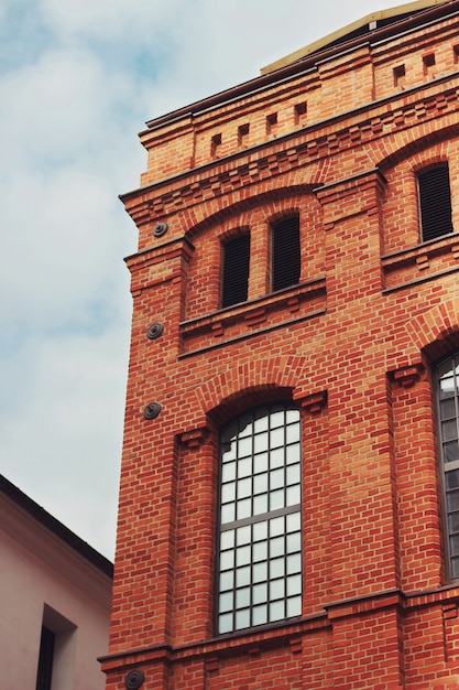 Bakstenen gebouw met hemelachtergrond