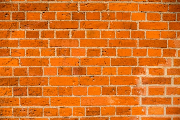 Bakstenen muur met bakstenen en beton