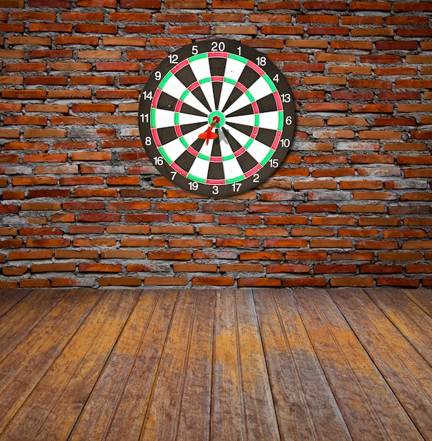 Gratis foto bakstenen muur met dartboard