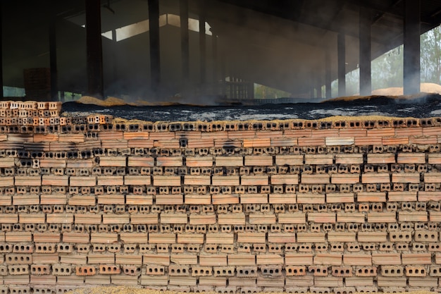 Bakstenen stapels geplaatst op de fabrieksvloer.