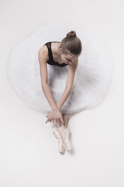 Ballerina danseres zitten met haar benen over elkaar