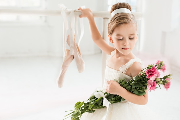 Ballerina meisje in een tutu. Schattig kind klassiek ballet dansen