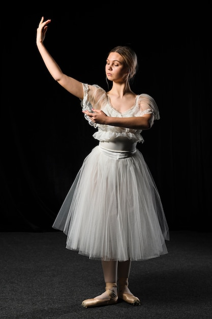 Ballerina poseren in tutu jurk