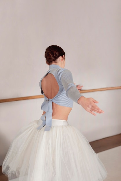 Ballerina repeteert in tutu rok