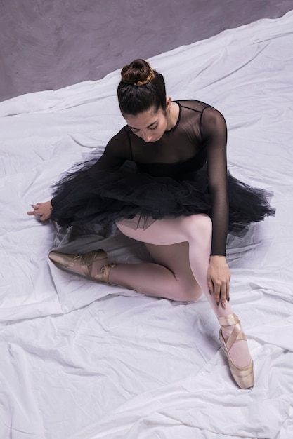 Gratis foto ballerinazitting met pointeschoenen