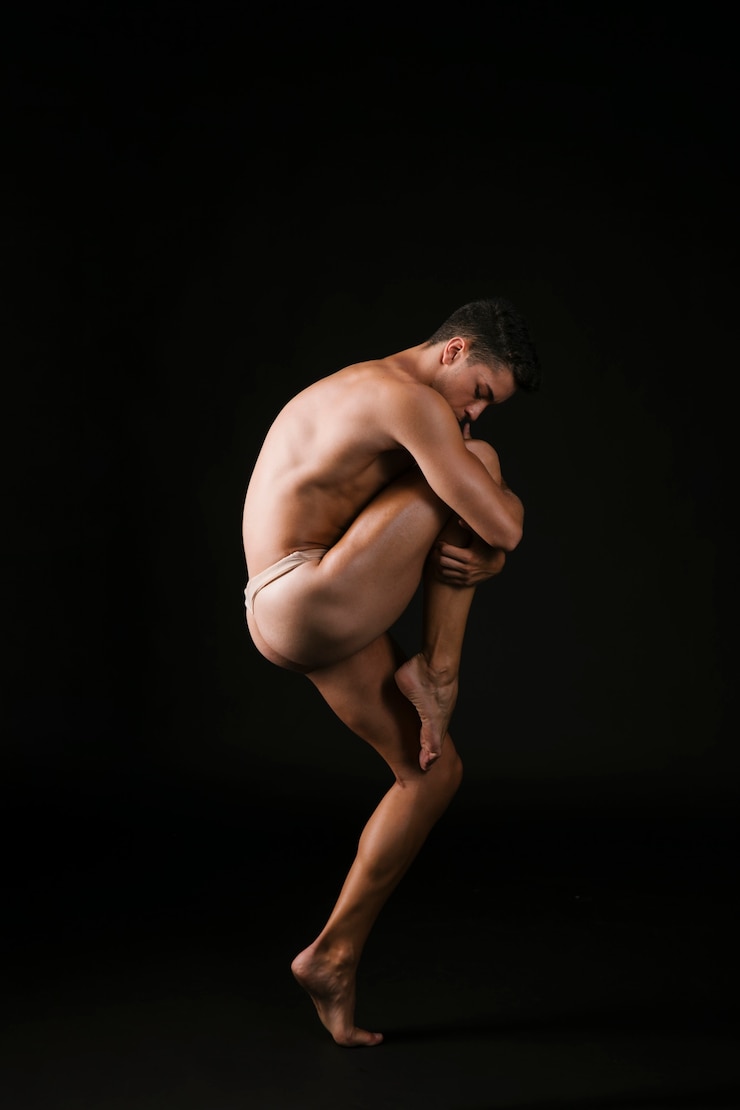 Gratis Foto balletdanser die hartstochtelijk knie omhelst