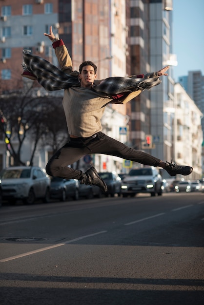 Gratis foto balletdanser die in de lucht springt