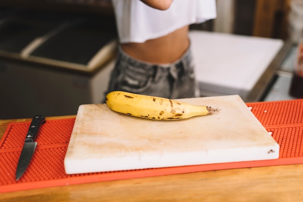 Gratis foto banaan aan boord bij bar