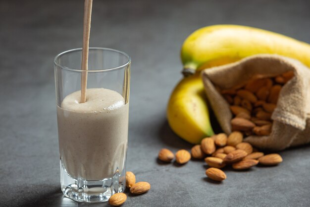 Banaan-amandel-smoothie op donkere achtergrond