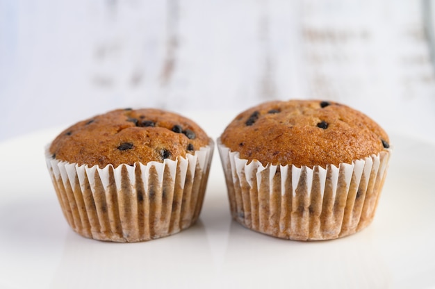 Banaan cupcakes gemengd met chocolate chip op een witte plaat.