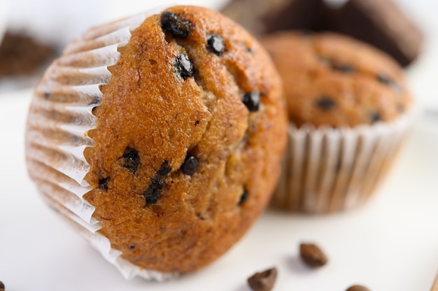 Banaan cupcakes gemengd met chocolate chip op een witte plaat.