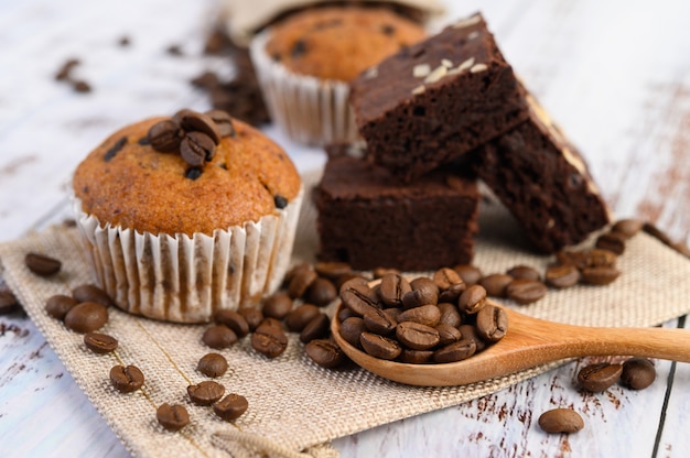 Banaan cupcakes gemengd met chocolate chip op een witte plaat.