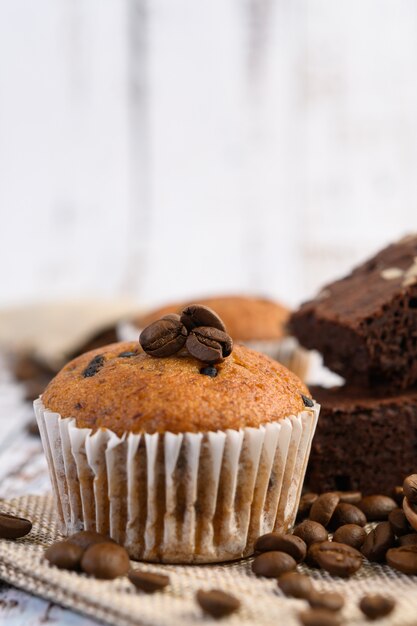 Banaan cupcakes gemengd met chocolate chip op een witte plaat.