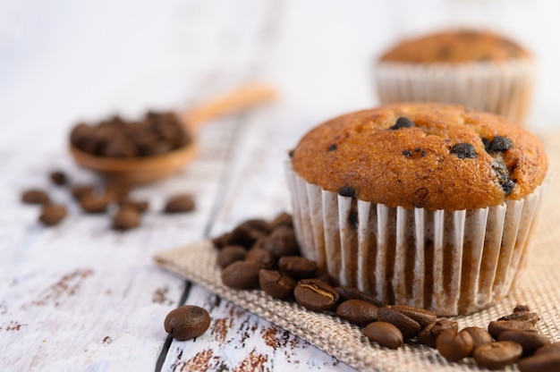 Banaan cupcakes gemengd met chocolate chip op een witte plaat.