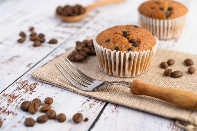 Banaan cupcakes gemengd met chocolate chip op een witte plaat.