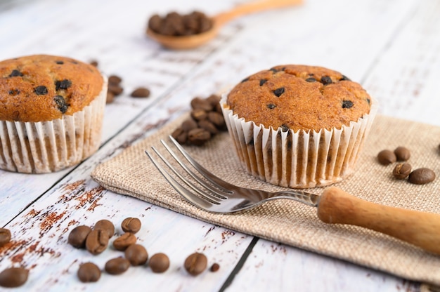 Banaan cupcakes gemengd met chocolate chip op een witte plaat.