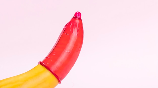 Banaan met rood condoom en exemplaar-ruimte