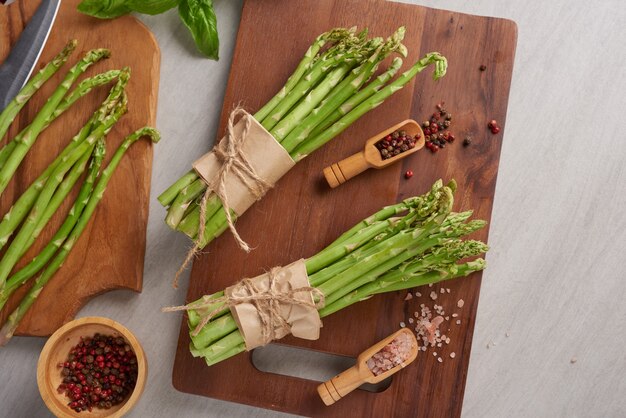 Banches van verse groene asperges op houten oppervlak