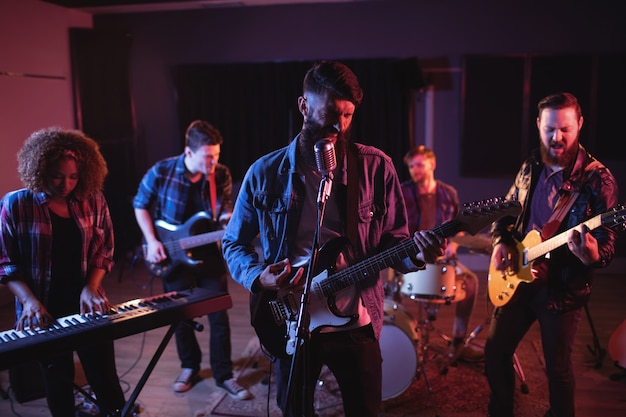 Band die in studio presteert