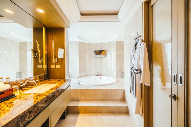 BANGKOK, THAILAND - 12 augustus 2016: Prachtige luxe badkamer